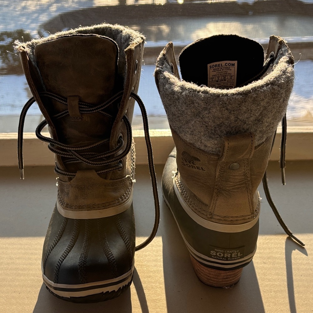 Sorel Tan and Black Boots with Gray Fur Trim